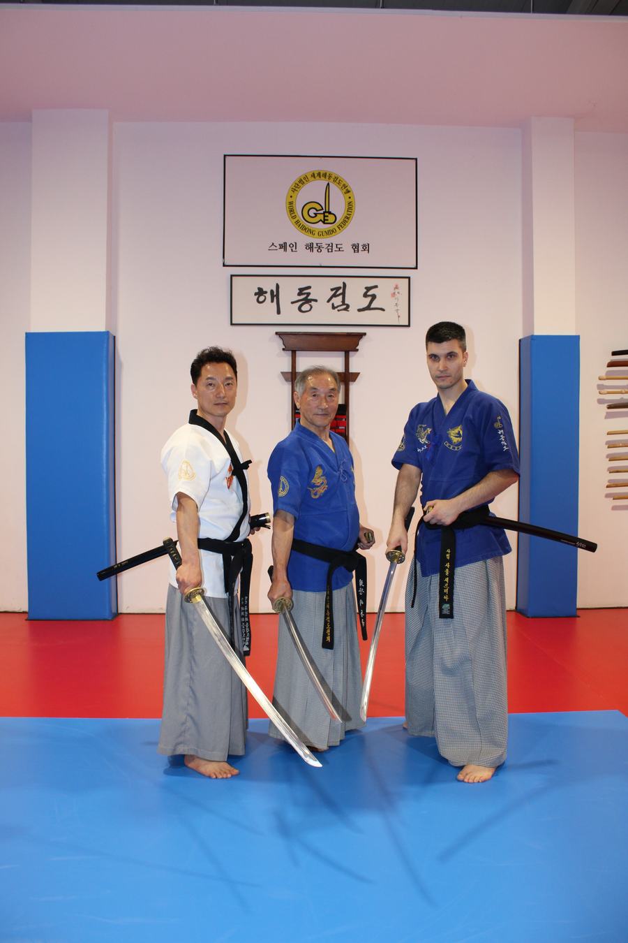 Grupo de alumnos de Haidong Gumdo posando con la espada