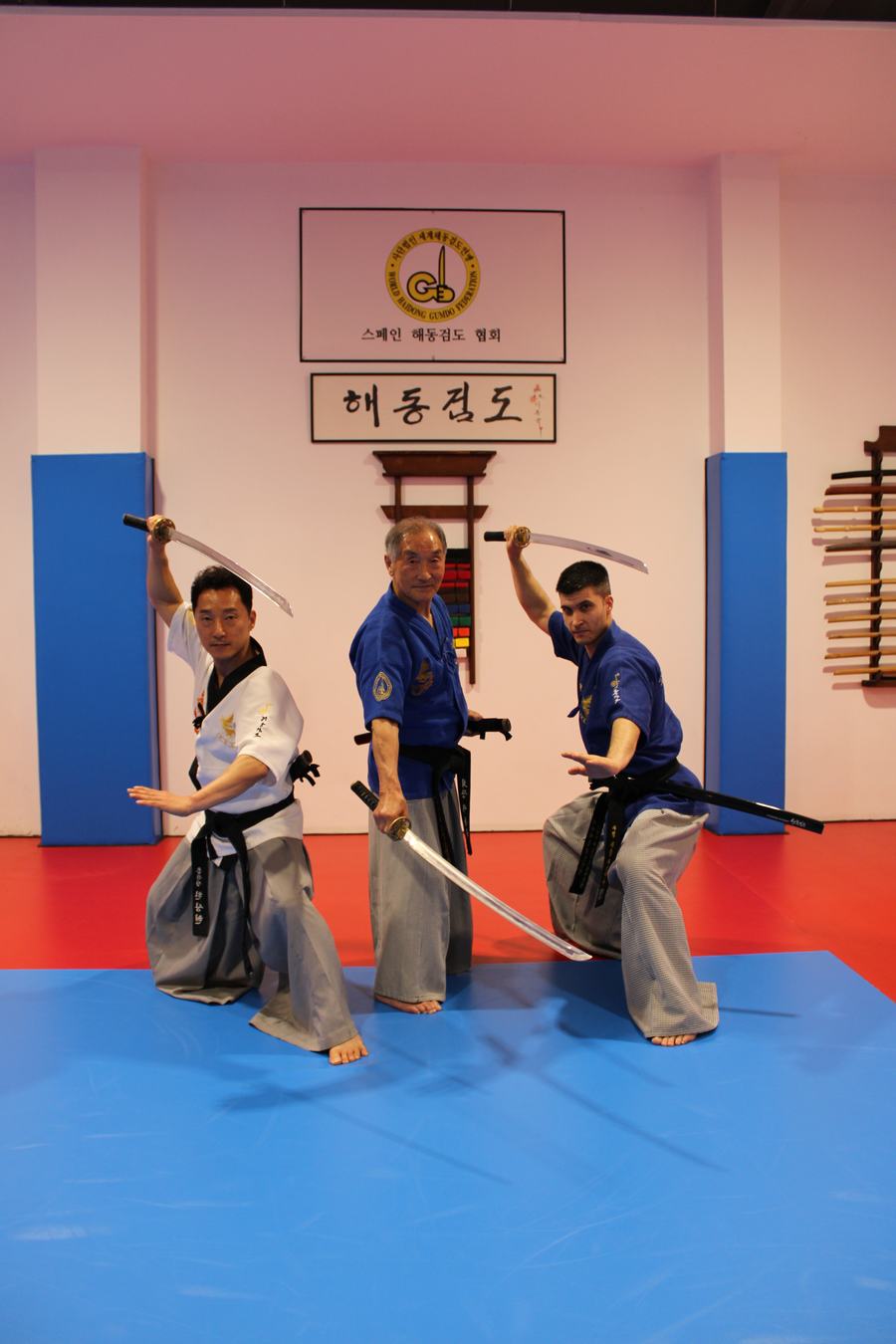 Alumnos de Haidong Gumdo entrenando con espada