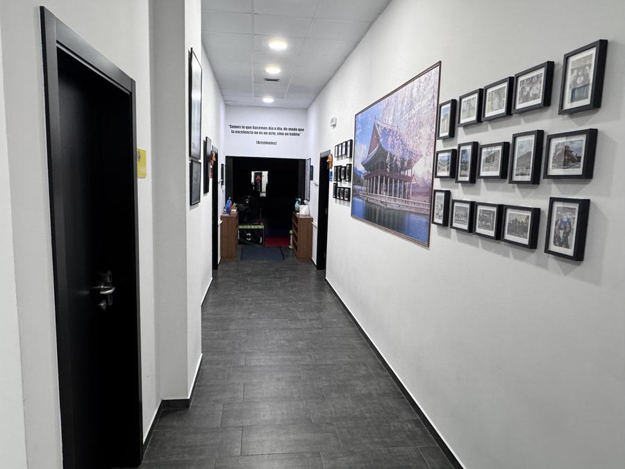 Pasillo con fotografías de la escuela