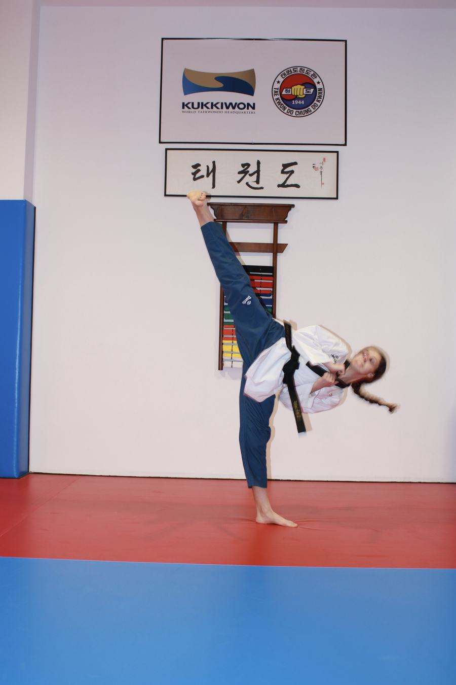 Alumna de Taekwondo ejecutando una patada alta