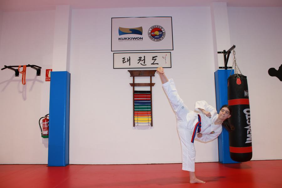Entrenamiento de patadas con saco en la sala de Taekwondo